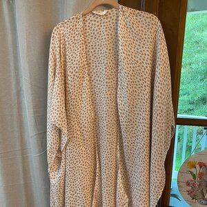 BEAUTIFUL LIGHT WEIGHT RUANA SIZE FITS ALL SIZES